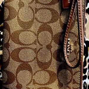 COACH Ladies zipper large hand wallet ❤️